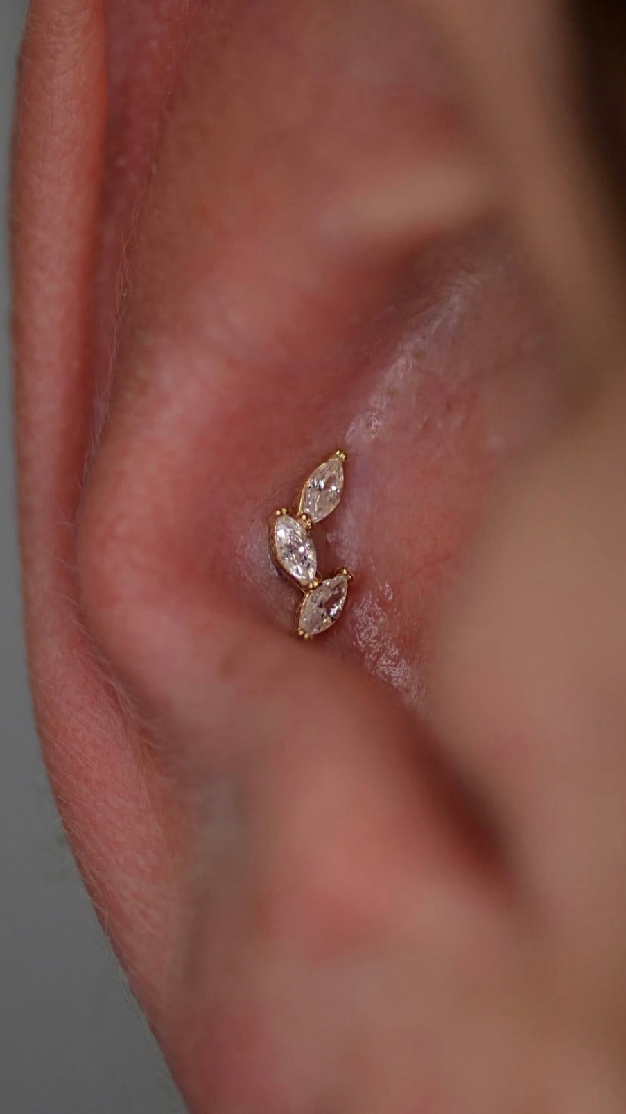 14KT GOLD THREADLESS VINE SHAPE TOP WITH 3-TIER MARQUISE GEM