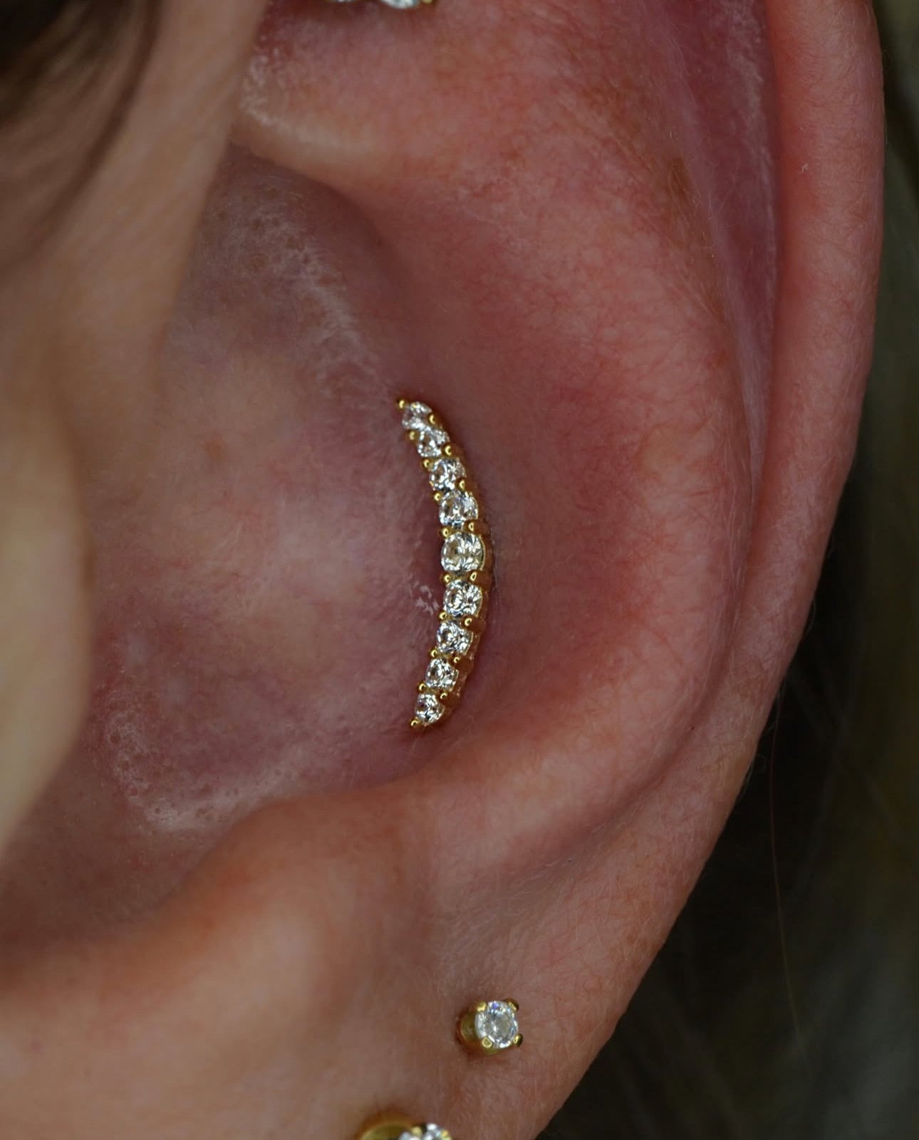 14KT GOLD THREADLESS CURVED BAR TOP WITH 9 PRONG SET GEM CLUSTER