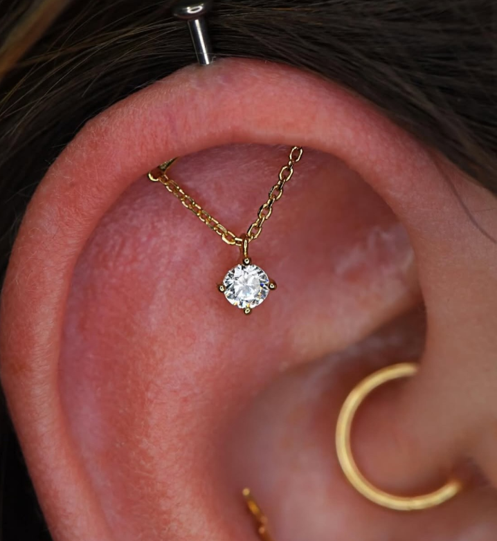 14KT GOLD THREADLESS VERTICAL HELIX CURVED BAR TOP WITH GEM CHAIN DANGLE