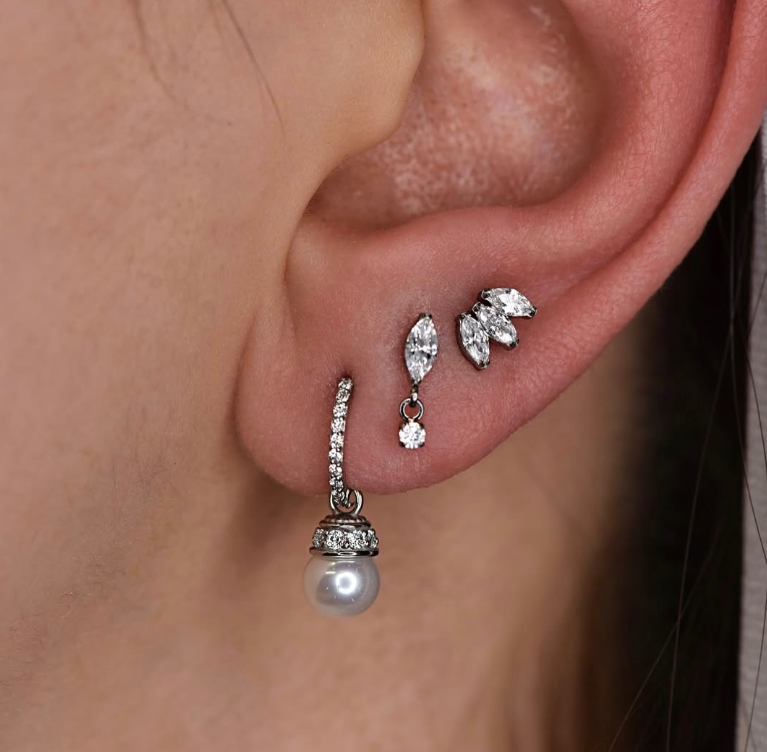 TITANIUM PEARL & ZIRCONS CHARM