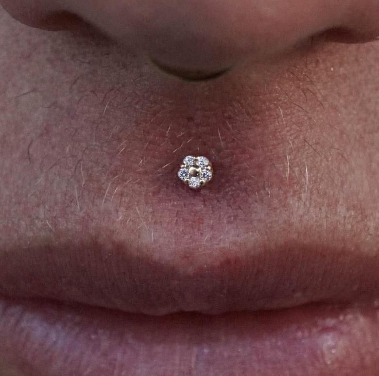 18K GOLD FLOWER WITH LAB DIAMONDS